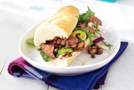Steak sandwich met rucola en roerbakgroenten
