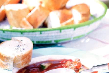 Tomatensoep met kruidenricottarepen