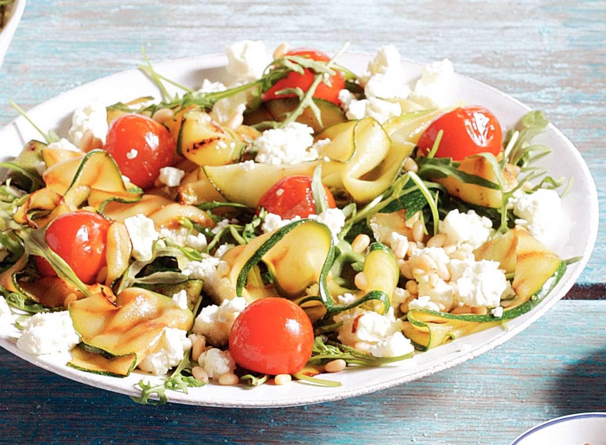 Mediterrane courgettesalade met witte kaas