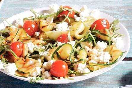 Mediterrane courgettesalade met witte kaas
