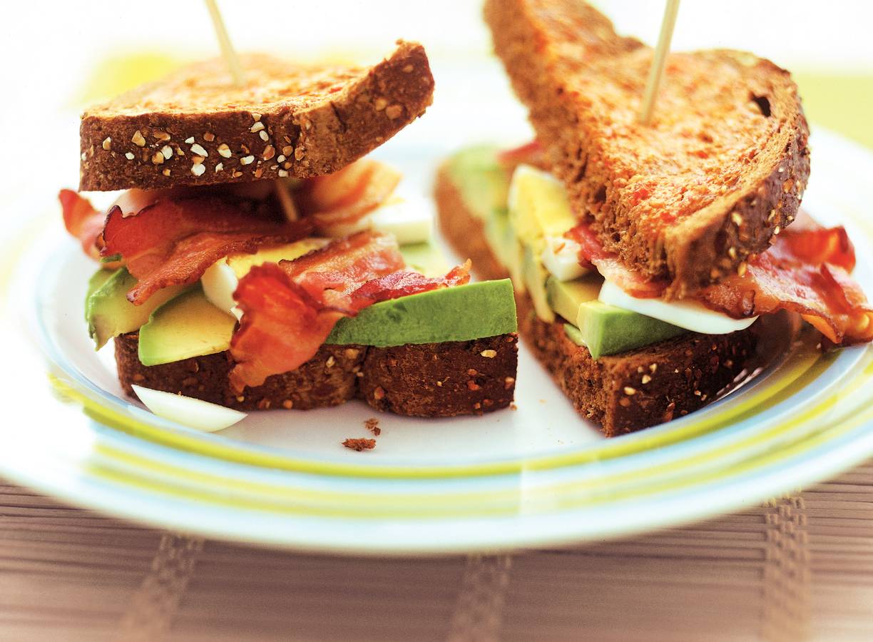 Avocado-clubsandwich van tomatentoast