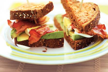 Avocado-clubsandwich van tomatentoast