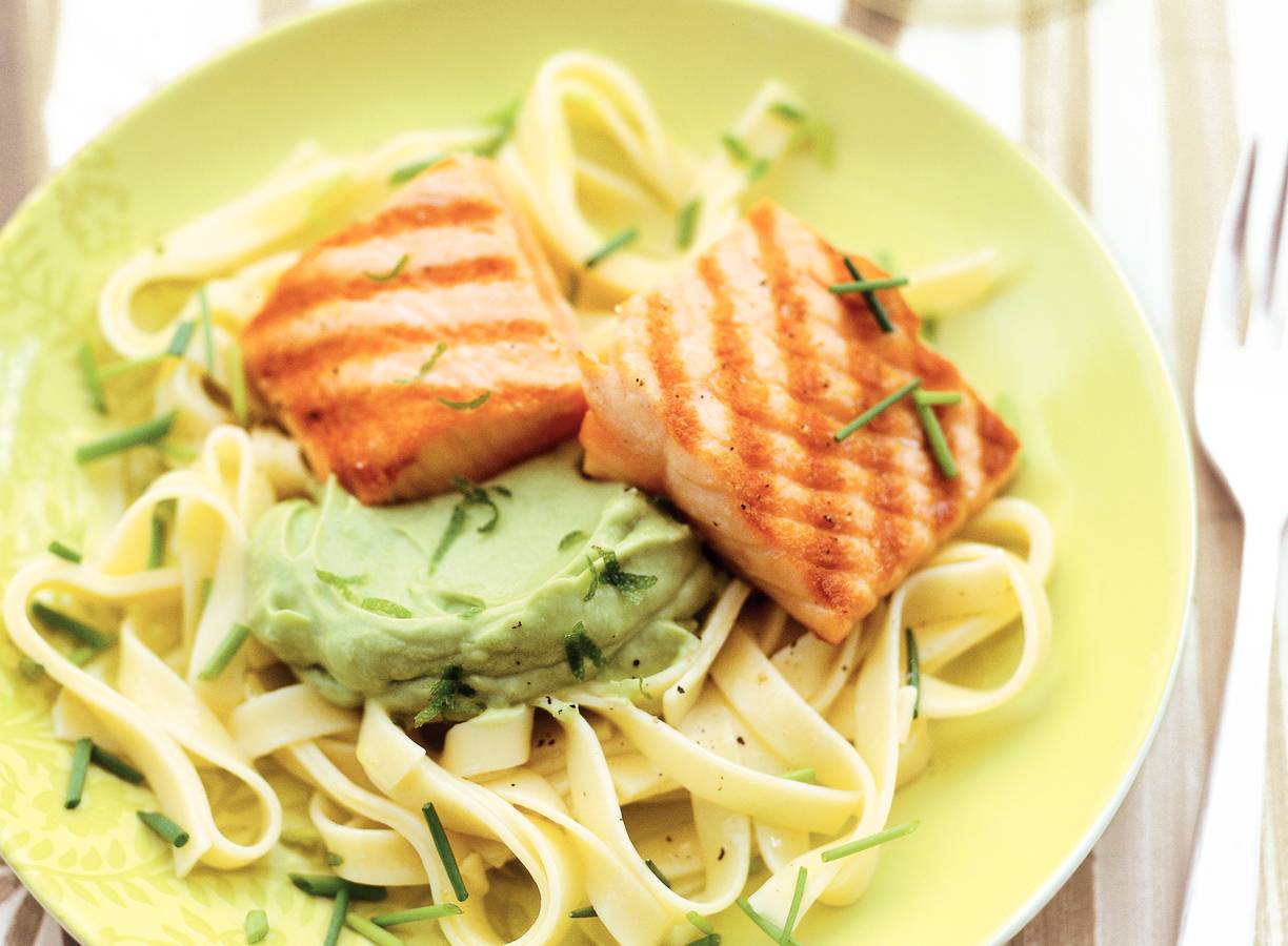 Gegrilde zalm met avocadomousse