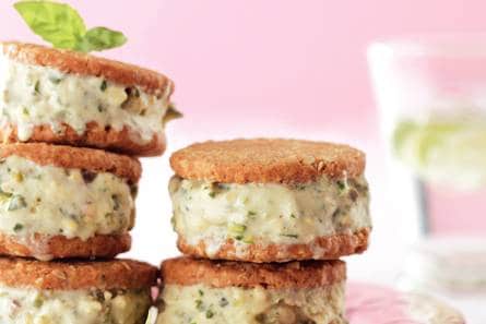 Basilicumijs met pistachenoten