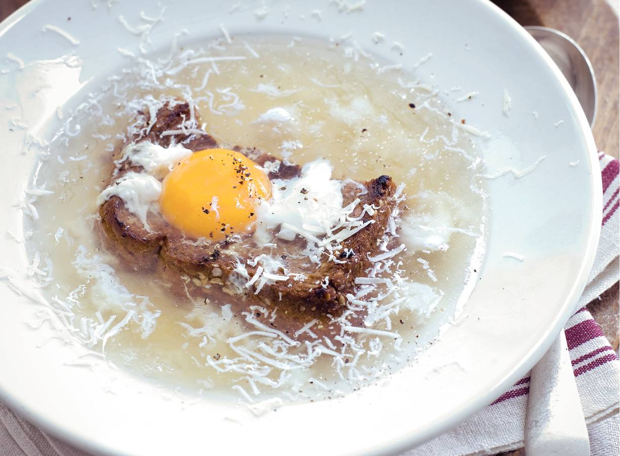 Zuppa alla pavese met romanasalade