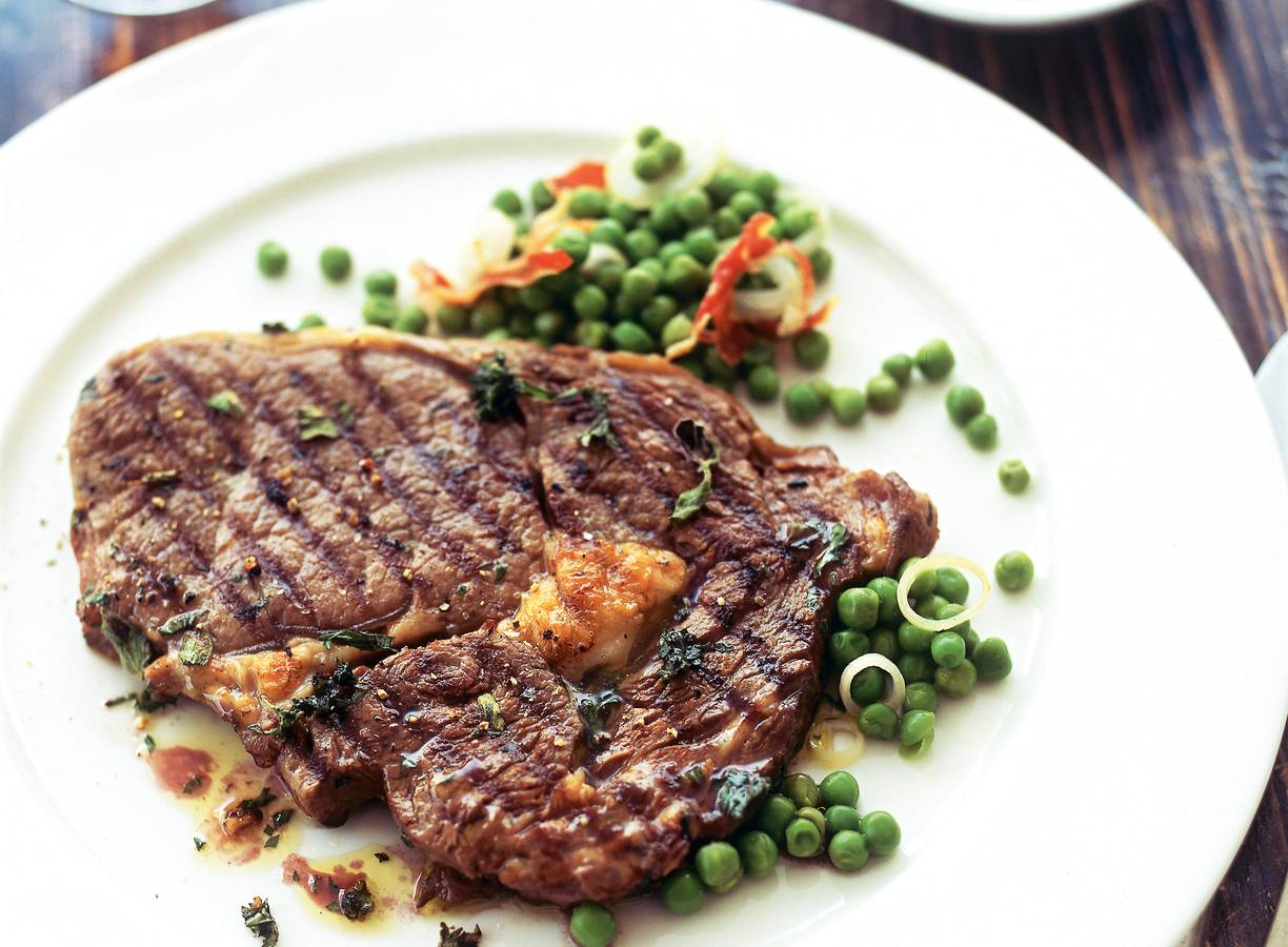 Ribeye met pancetta en tuinerwten