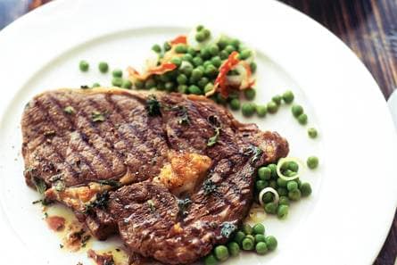 Ribeye met pancetta en tuinerwten