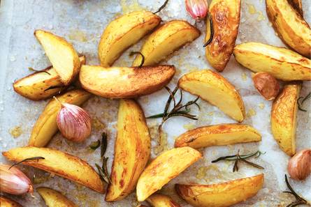 Geroosterde aardappels met gepofte knoflook