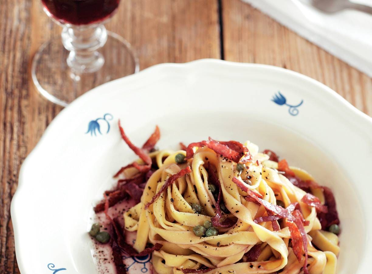 Tagliatelle met kappertjes en salami