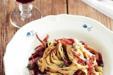 Tagliatelle met kappertjes en salami