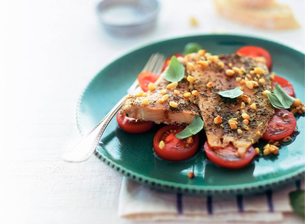 Gegrilde tilapia op tomatensalade