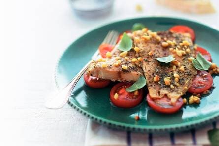Gegrilde tilapia op tomatensalade