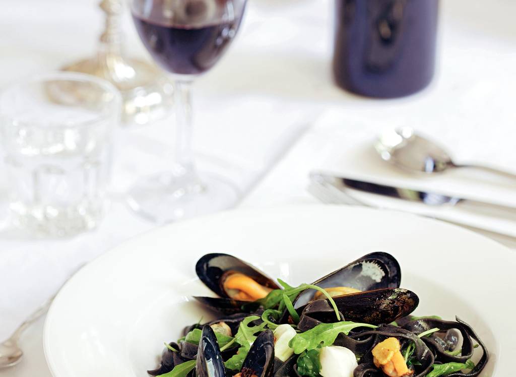 Zwarte tagliatelle met mosselen in de schelp recept Allerhande Albert Heijn