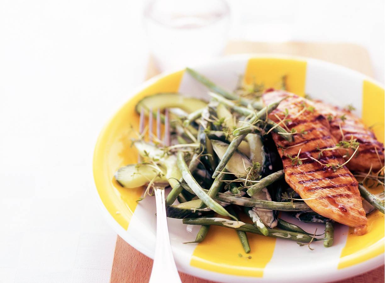 Groene salade met gegrilde kipfilet
