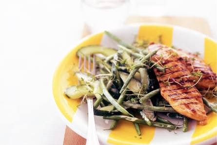Groene salade met gegrilde kipfilet