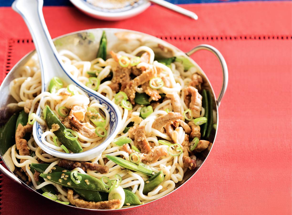 Wokschotel met varkensschnitzel en peultjes