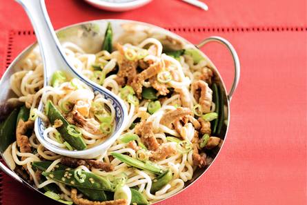 Wokschotel met varkensschnitzel en peultjes