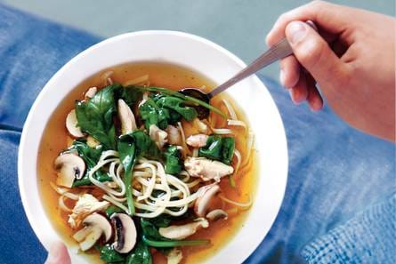 Chinese kippensoep met spinazie