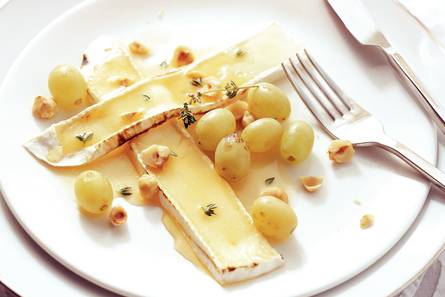 Brie met tijmhoning en druiven