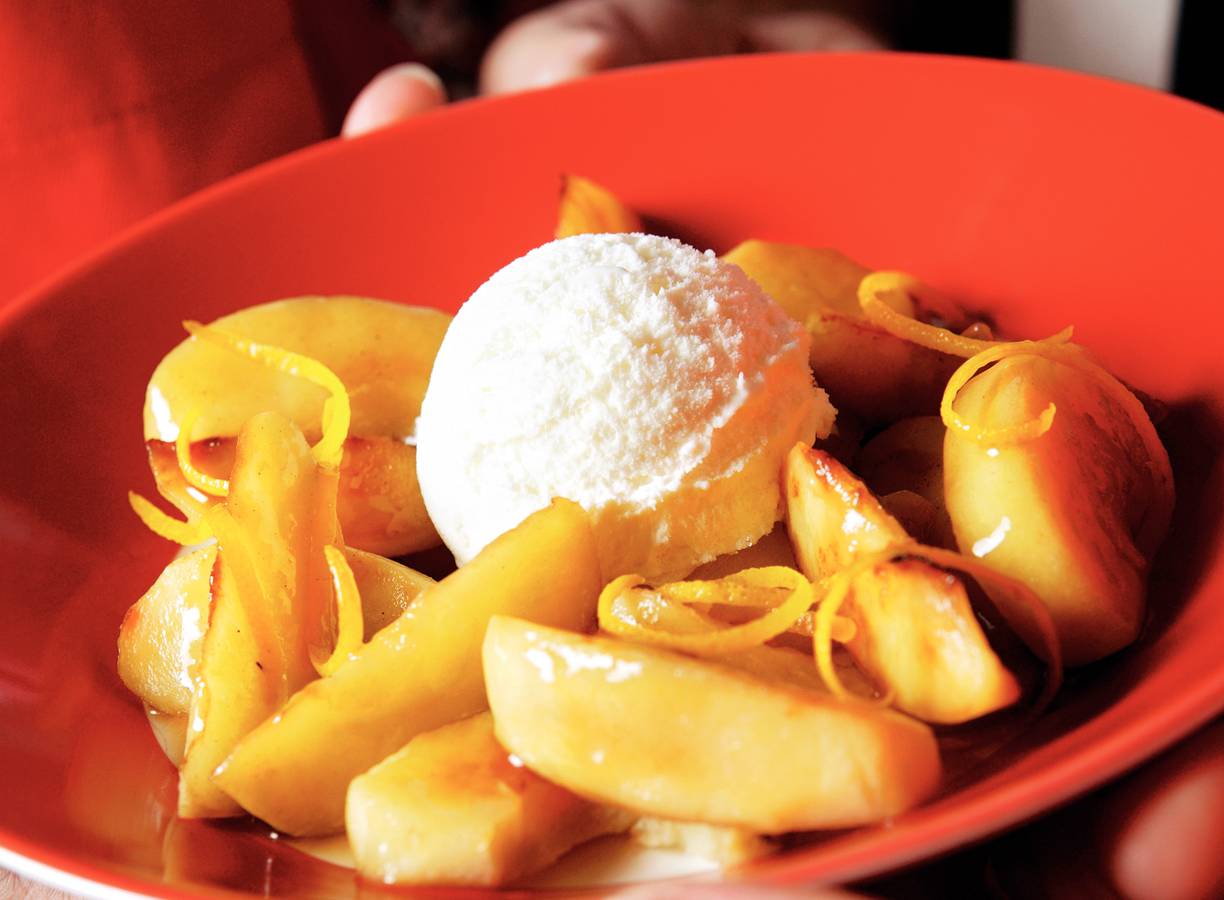 Geflambeerde appeltjes met pastis en ijs