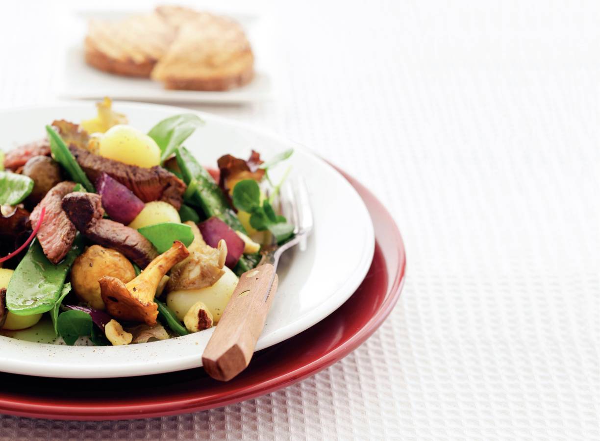 Warme herfstsalade met biefstuk en hazelnoten