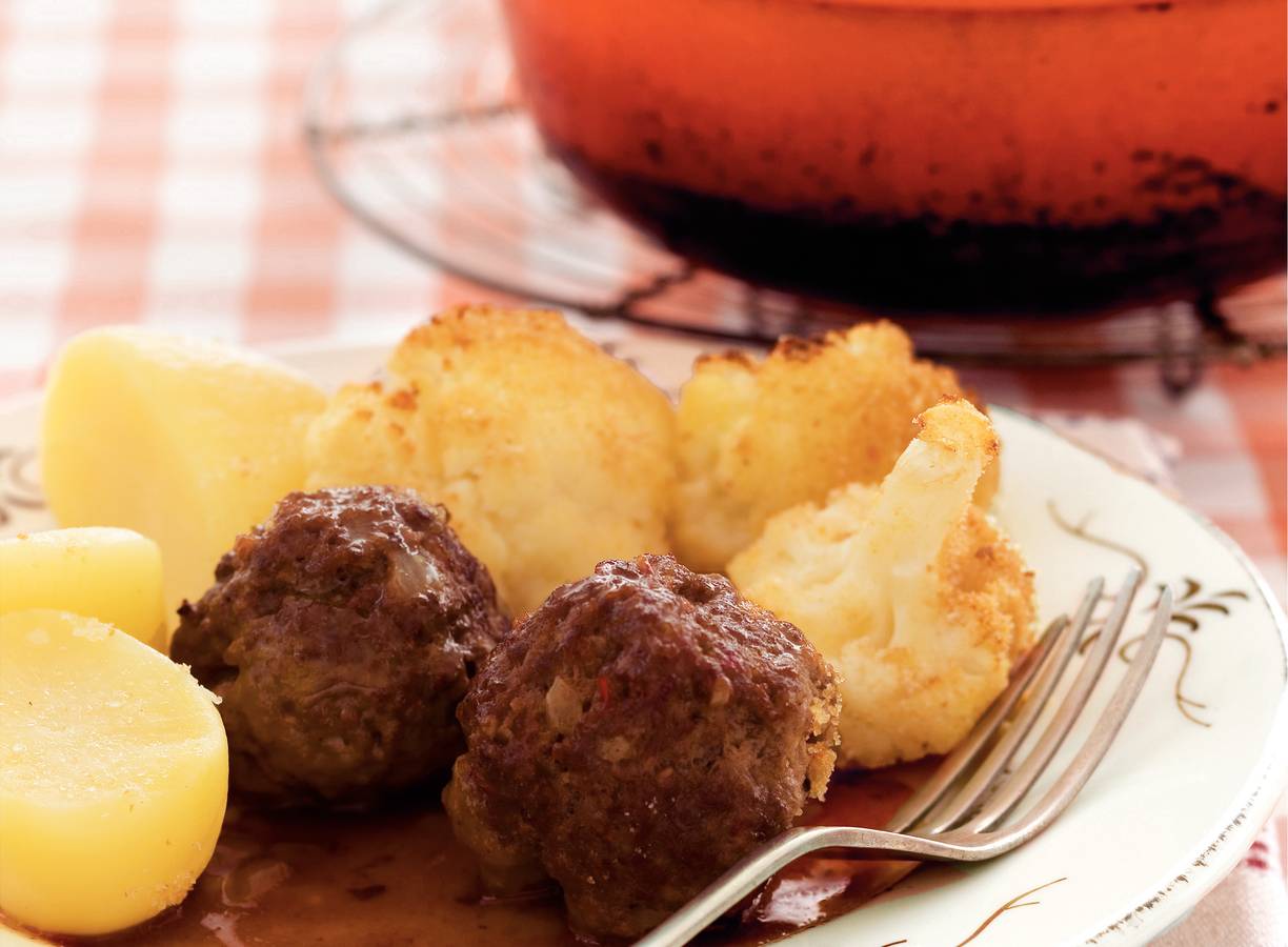 Gehaktballen met gegratineerde bloemkool