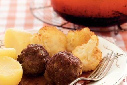 Gehaktballen met gegratineerde bloemkool