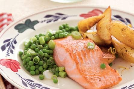 Zalm met gebakken aardappelen en erwtjes