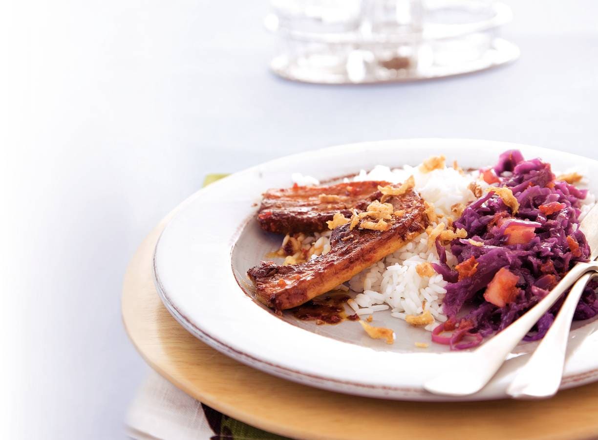Pittige speklapjes met rodekool