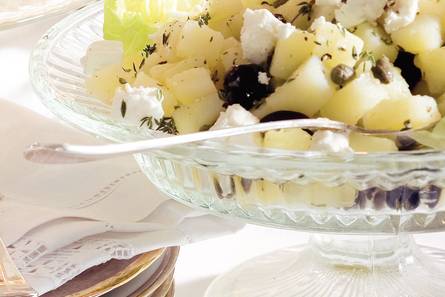 Griekse aardappelsalade met olijven & witte kaas