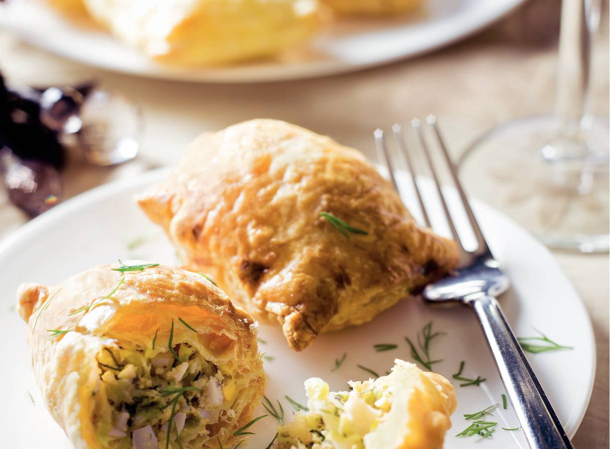 Piroshki (deegpakketje met vulling van spitskool, dille en
ei)