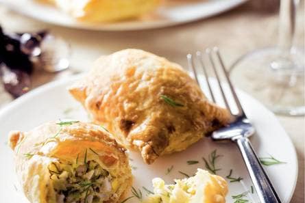Piroshki (deegpakketje met vulling van spitskool, dille en
ei)