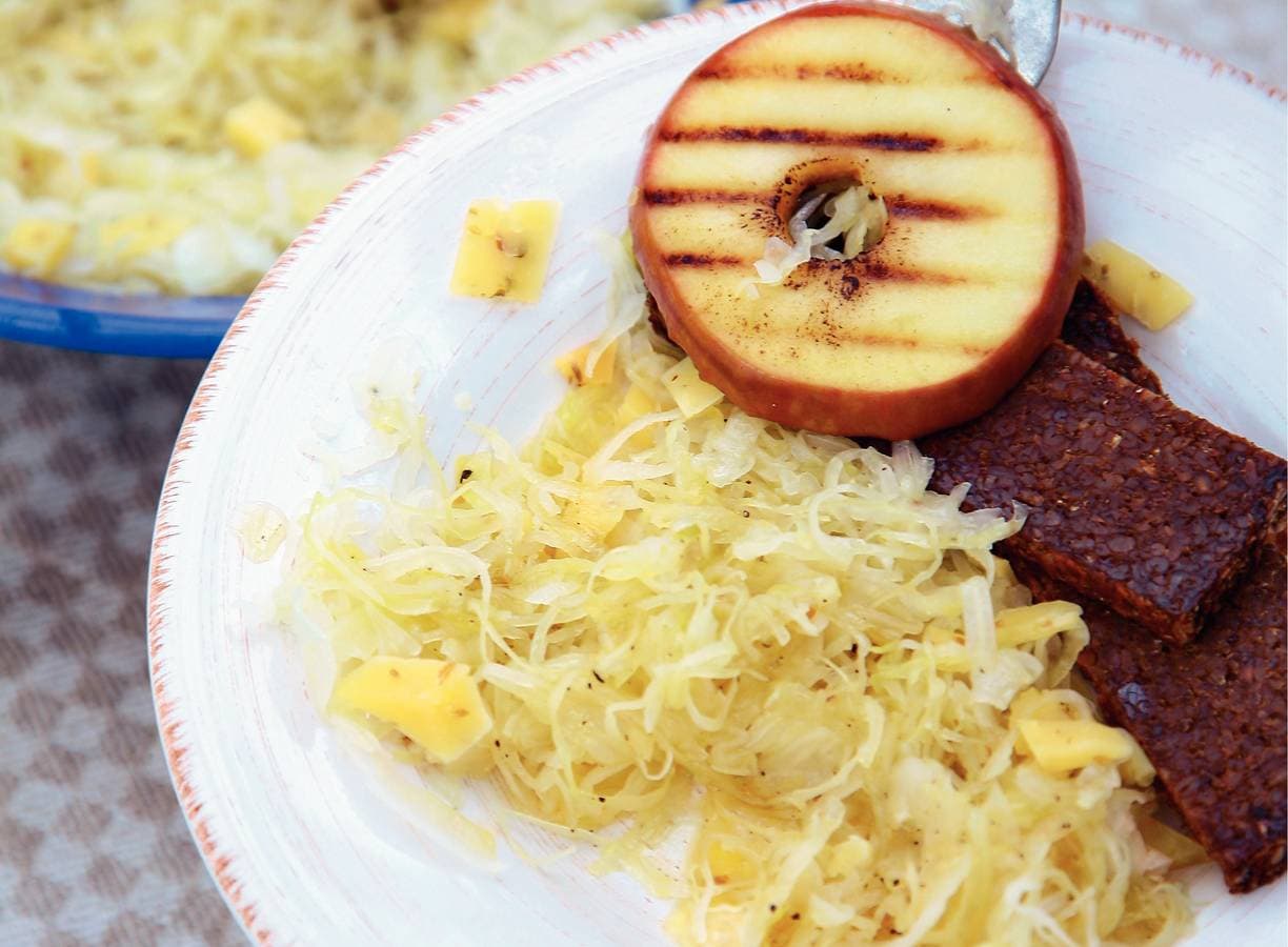 Zuurkoolsalade met gegrilde appel en Leidse kaas