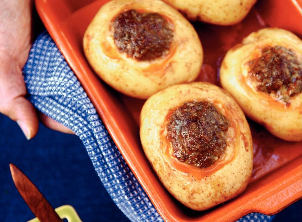 Gepofte aardappel met rulgebakken worstjes