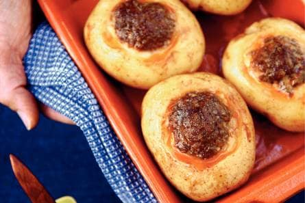 Gepofte aardappel met rulgebakken worstjes