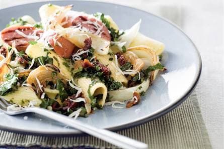 Pasta met boerenkool en gedroogde tomaat