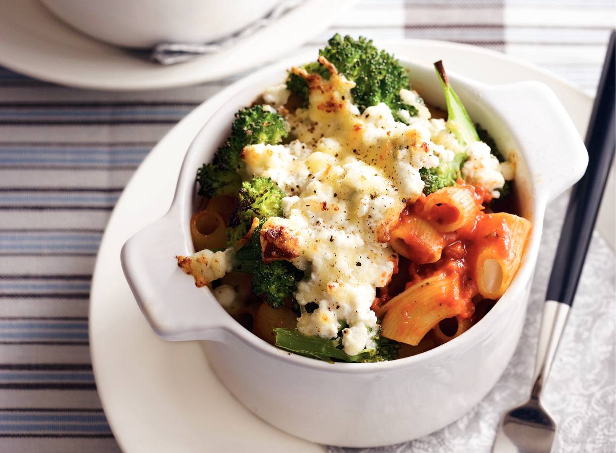 Pastaovenschoteltje met paprikasaus en broccoli