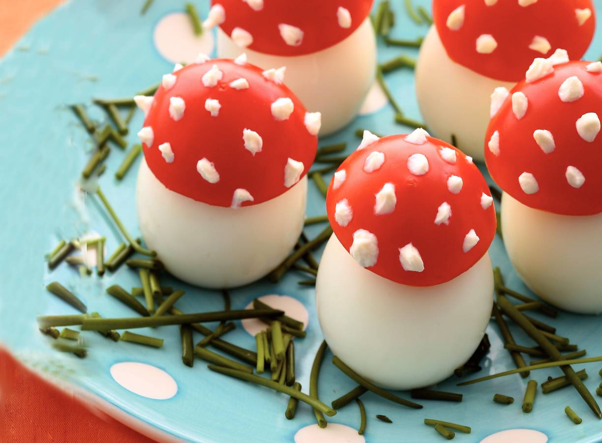 Paddenstoelen van tomaat en ei