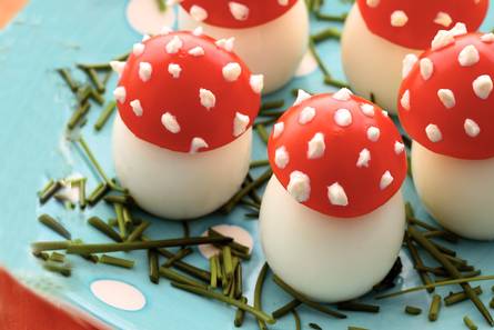 Paddenstoelen van tomaat en ei