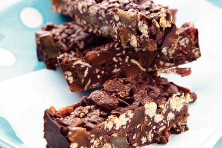 Mueslireep met fruit en chocolade