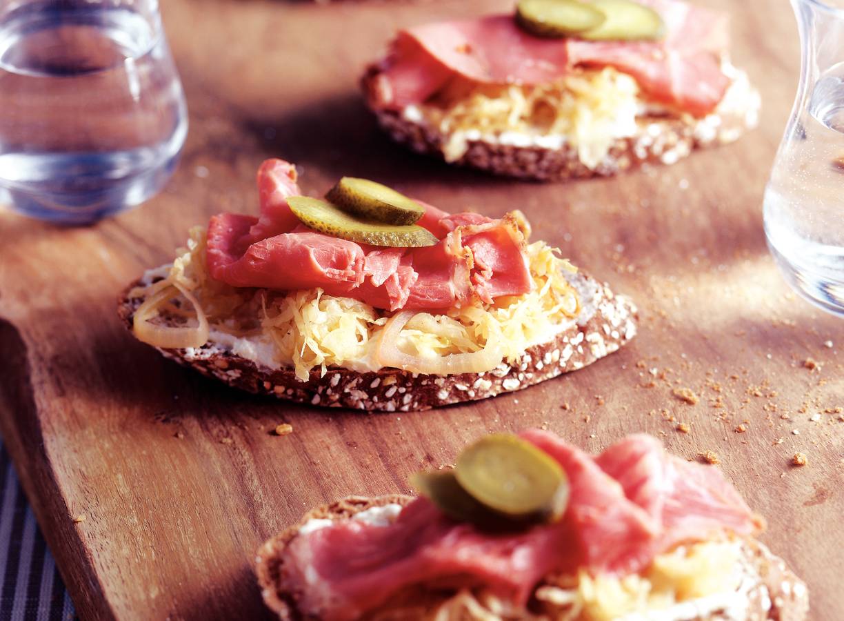 Warme pastrami-zuurkoolcrostini