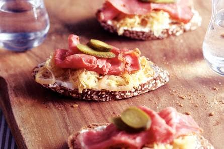 Warme pastrami-zuurkoolcrostini