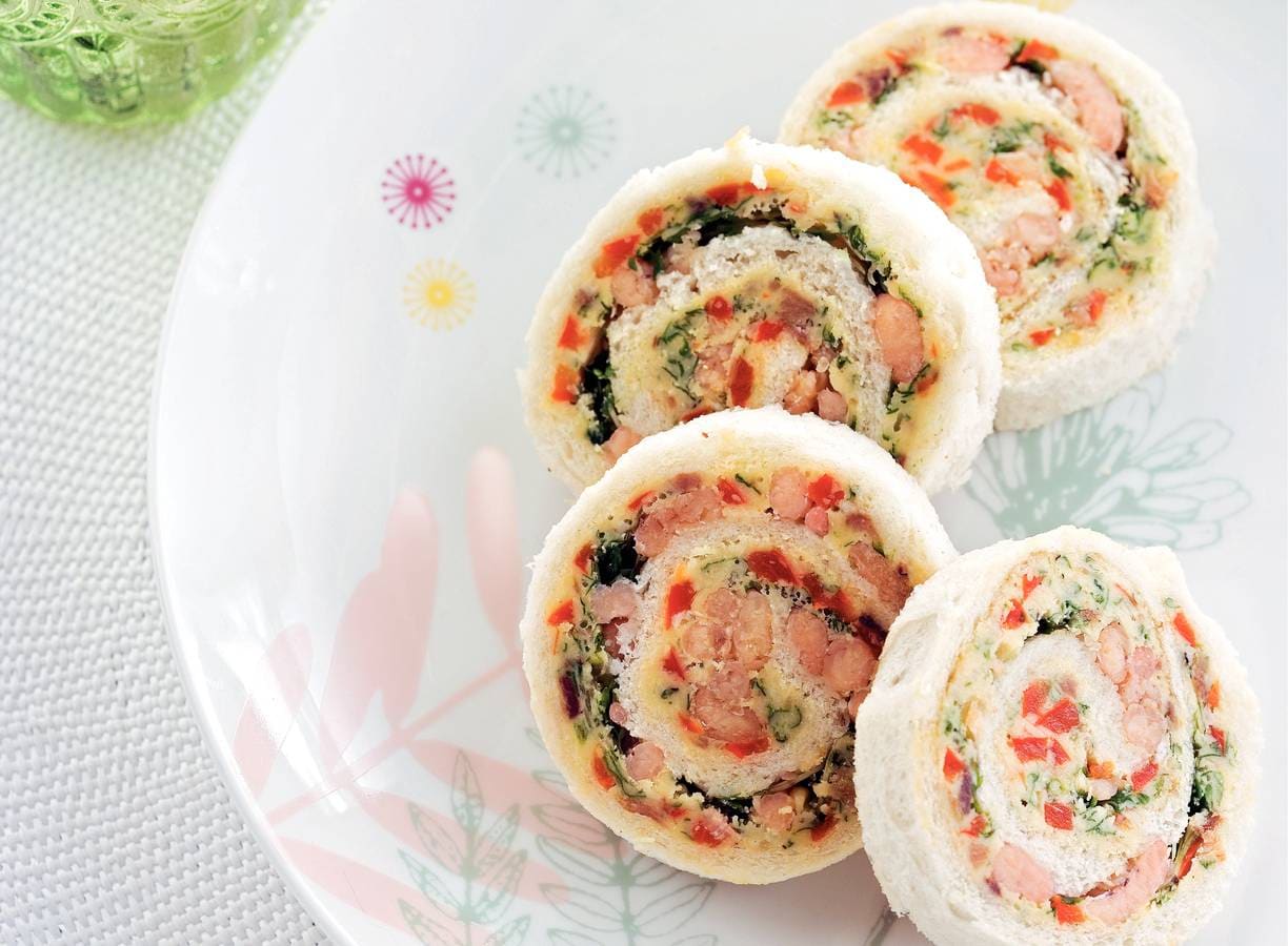 Broodrolletjes met ansjovisboter en Hollandse garnalen