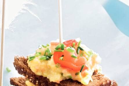 Pincho met zalmroerei