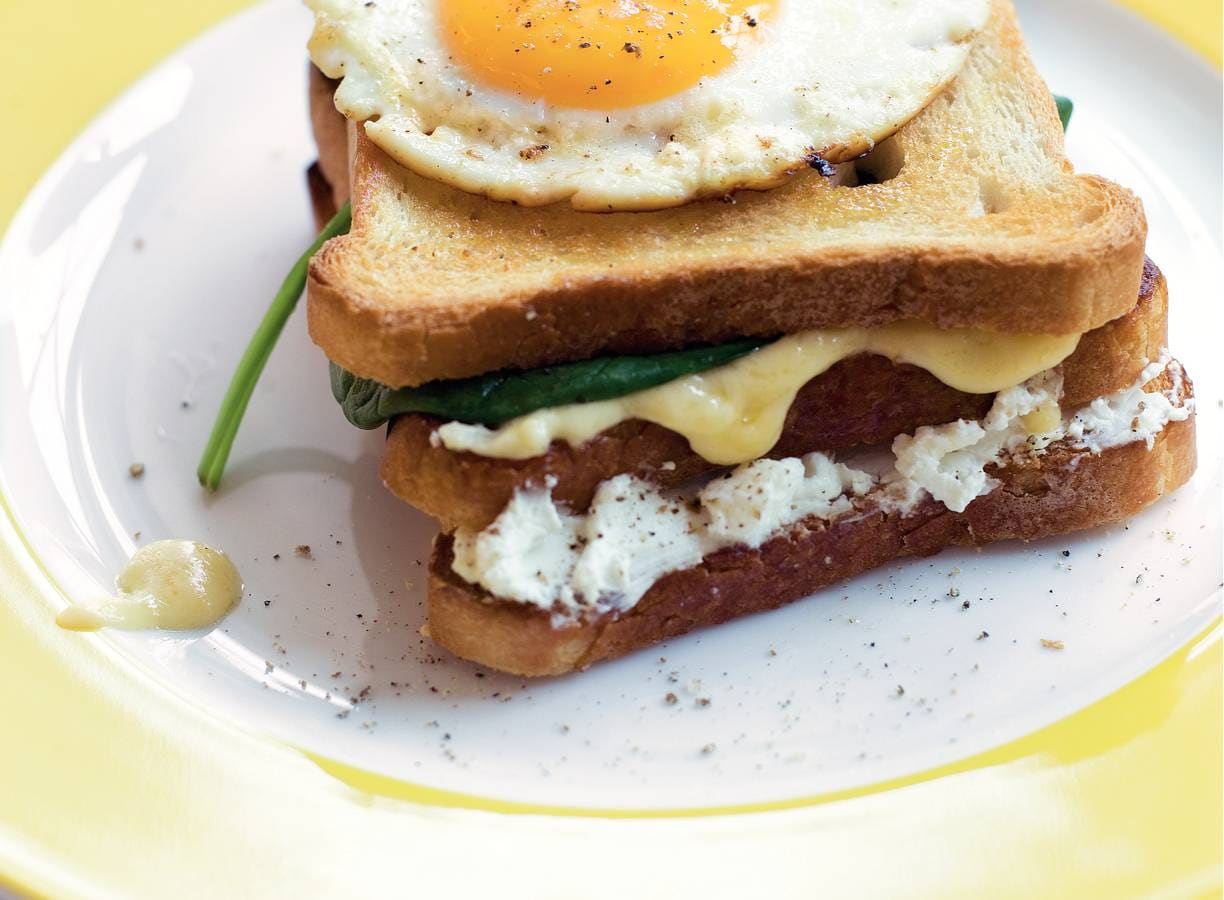 Croque madame met spinazie