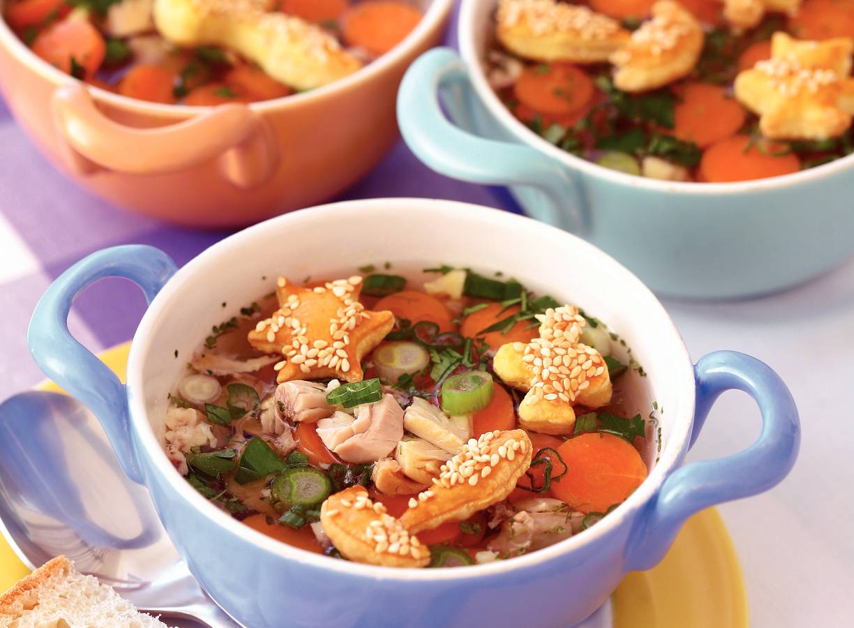 Verse kippenbouillon met bladerdeegvormpjes