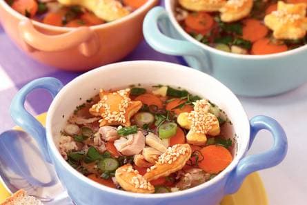 Verse kippenbouillon met bladerdeegvormpjes