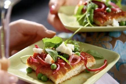 Geitenkaaspizzette met tuinerwten