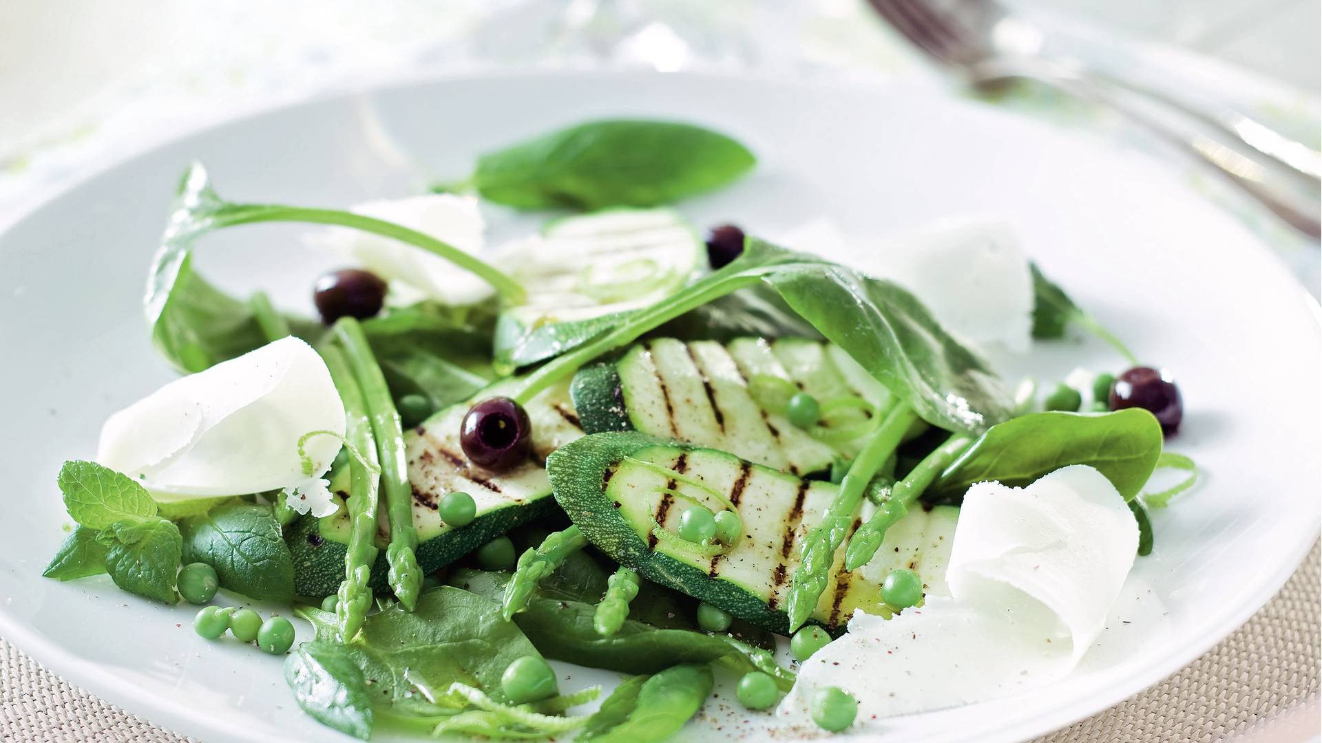 Voorjaarssalade met limoenolie en provolone recept Allerhande