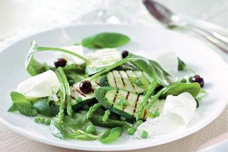Voorjaarssalade met limoenolie en provolone